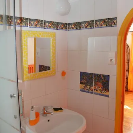 Volets Bleus Et Briques Rouges *