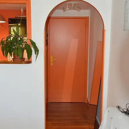 Volets Bleus Et Briques Rouges *