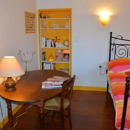 Volets Bleus Et Briques Rouges Apartment *