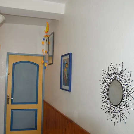 Apartment Volets Bleus Et Briques Rouges