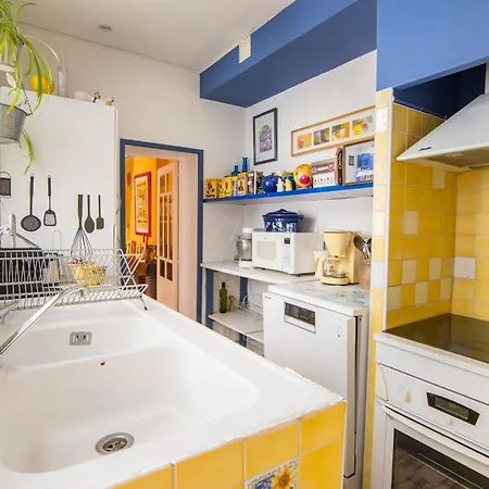 Apartment Volets Bleus Et Briques Rouges