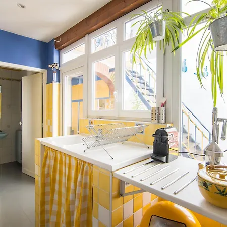 Volets Bleus Et Briques Rouges Apartment *