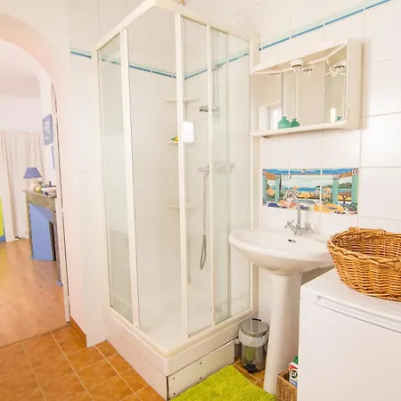 Volets Bleus Et Briques Rouges Apartment *