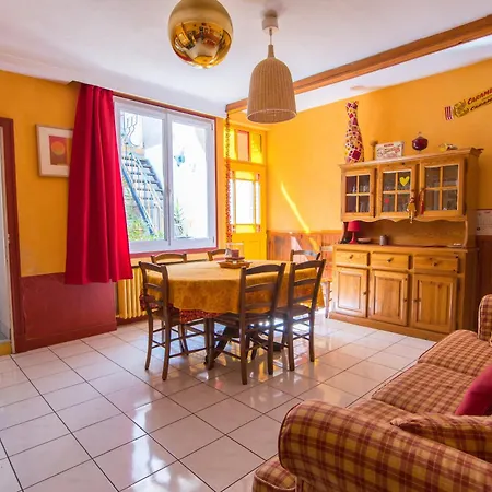 Volets Bleus Et Briques Rouges * Albi