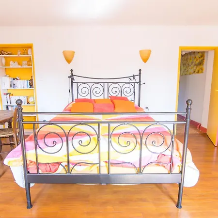 Apartment Volets Bleus Et Briques Rouges