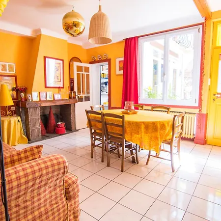 Volets Bleus Et Briques Rouges Albi