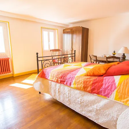 Volets Bleus Et Briques Rouges Apartment