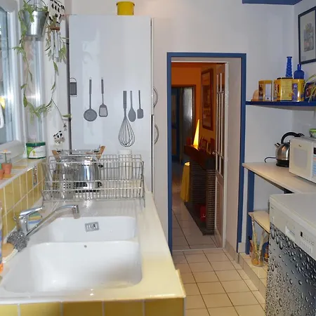 Volets Bleus Et Briques Rouges