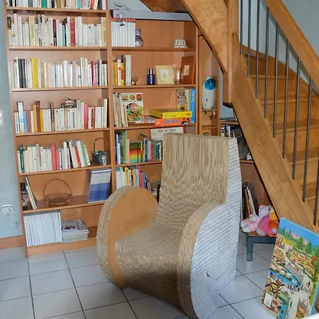 Volets Bleus Et Briques Rouges