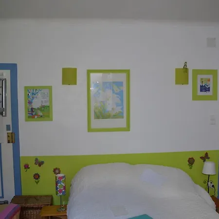 Volets Bleus Et Briques Rouges