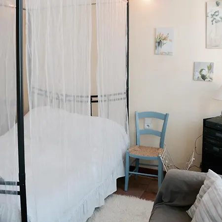 Volets Bleus Et Briques Rouges Apartment