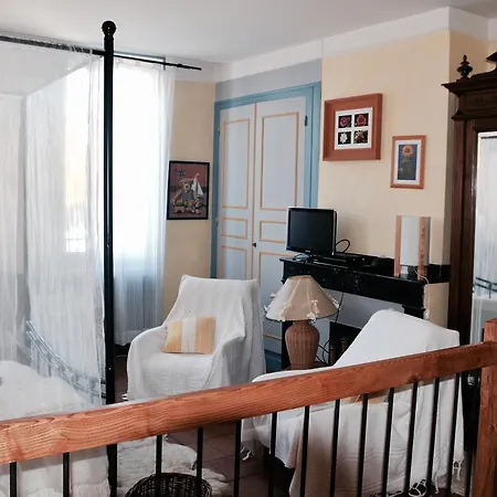 Apartment Volets Bleus Et Briques Rouges Albi