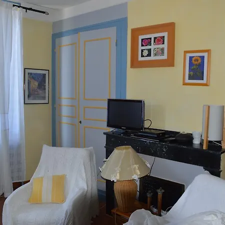 Volets Bleus Et Briques Rouges