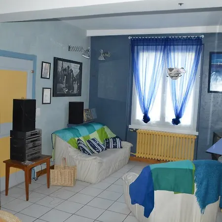 Apartment Volets Bleus Et Briques Rouges