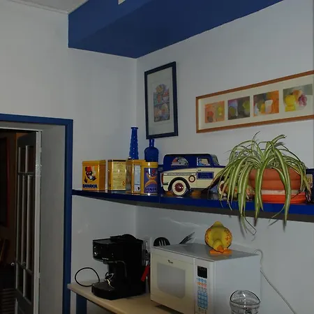 Volets Bleus Et Briques Rouges *