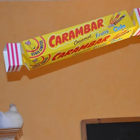 Volets Bleus Et Briques Rouges Apartment