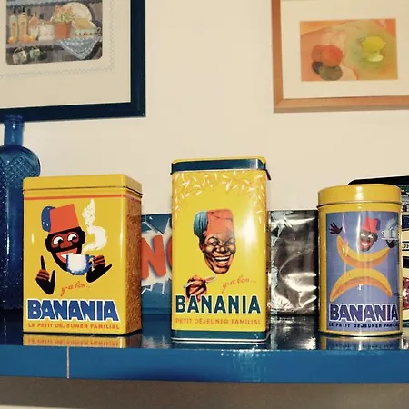 Volets Bleus Et Briques Rouges *