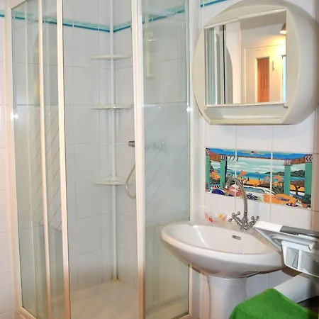 Apartment Volets Bleus Et Briques Rouges *