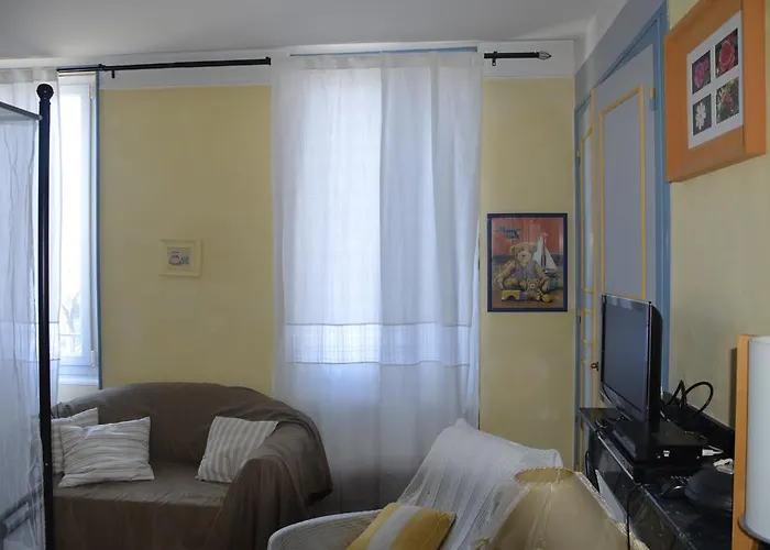 Volets Bleus Et Briques Rouges *