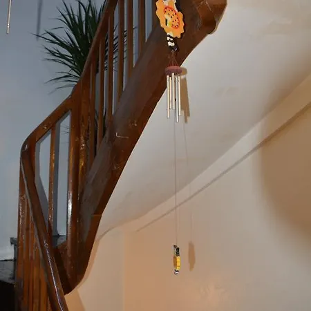 Volets Bleus Et Briques Rouges