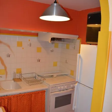 Volets Bleus Et Briques Rouges Appartement *
