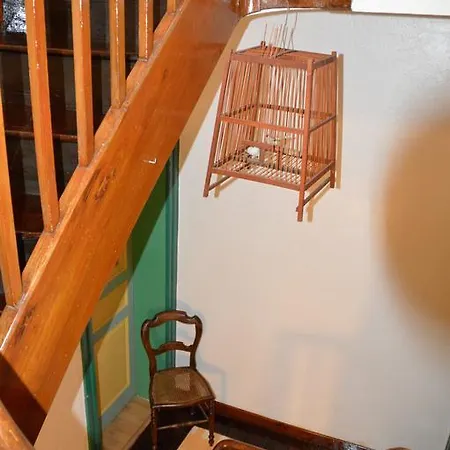 Volets Bleus Et Briques Rouges Appartement