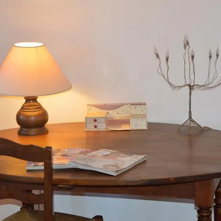 Volets Bleus Et Briques Rouges Appartement *