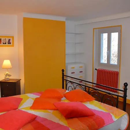 Volets Bleus Et Briques Rouges Appartement