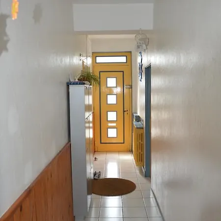 Volets Bleus Et Briques Rouges