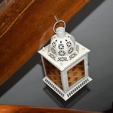 Daire Volets Bleus Et Briques Rouges