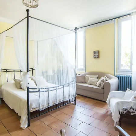 Volets Bleus Et Briques Rouges Appartement Albi