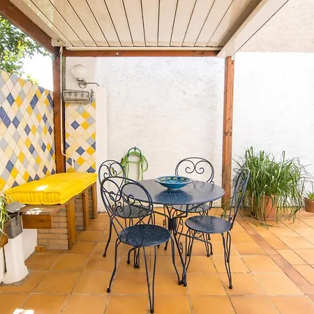 Volets Bleus Et Briques Rouges Appartement *