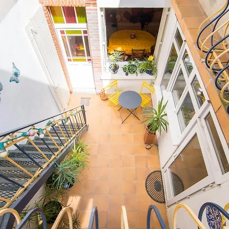 Volets Bleus Et Briques Rouges Appartement *