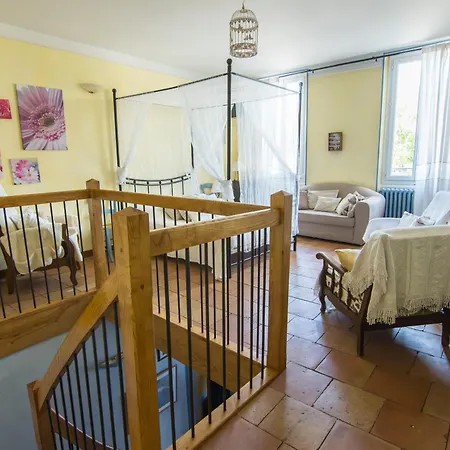 Daire Volets Bleus Et Briques Rouges Albi