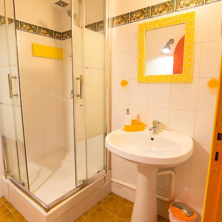 Volets Bleus Et Briques Rouges