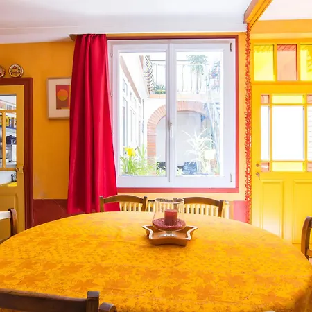 Appartement Volets Bleus Et Briques Rouges *
