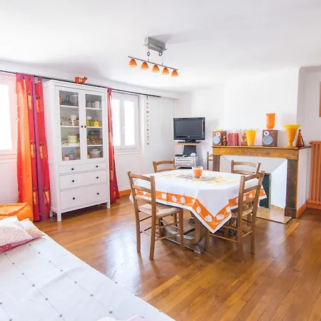 Volets Bleus Et Briques Rouges Appartement