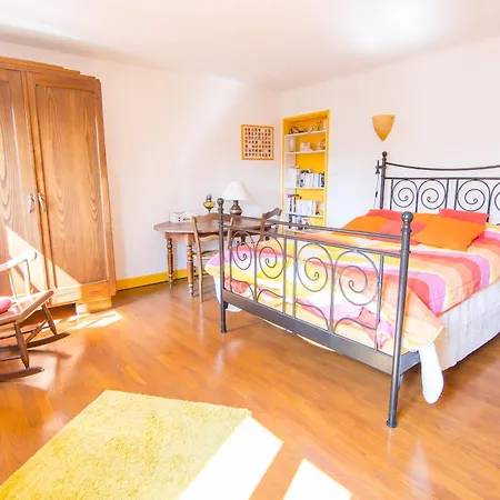 Daire Volets Bleus Et Briques Rouges