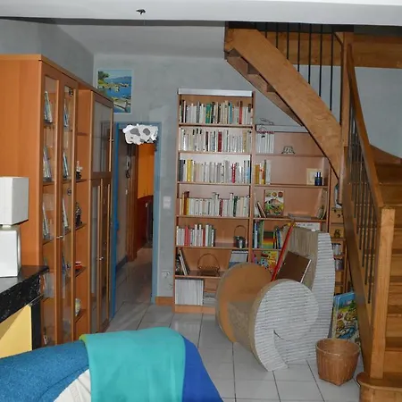 Volets Bleus Et Briques Rouges Appartement