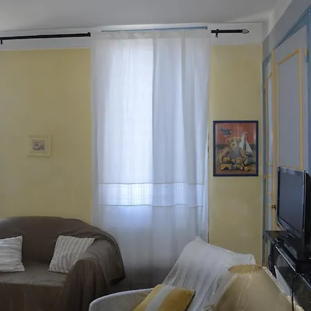 Volets Bleus Et Briques Rouges *