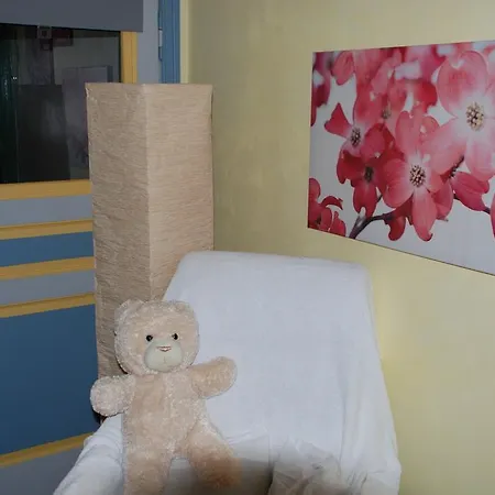 Volets Bleus Et Briques Rouges *