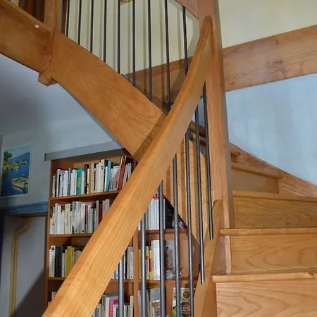 Volets Bleus Et Briques Rouges Daire *