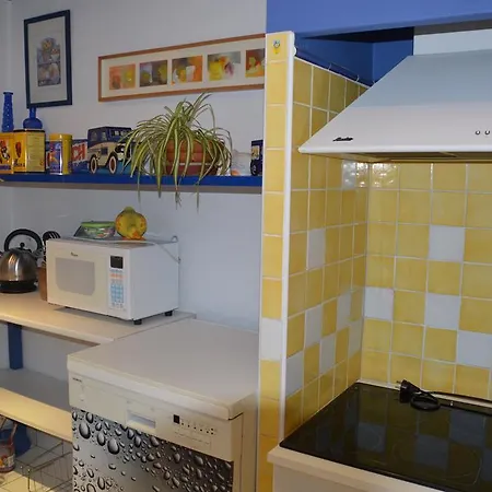 Volets Bleus Et Briques Rouges Appartement