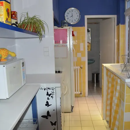 Volets Bleus Et Briques Rouges